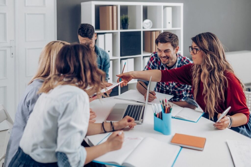 Comment dire bon travail autrement ?