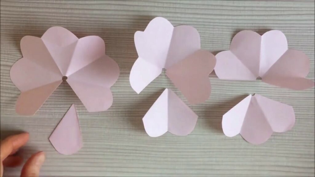 Comment faire des pétales de roses en papier ? Comment faire des pétales de roses en papier ?
