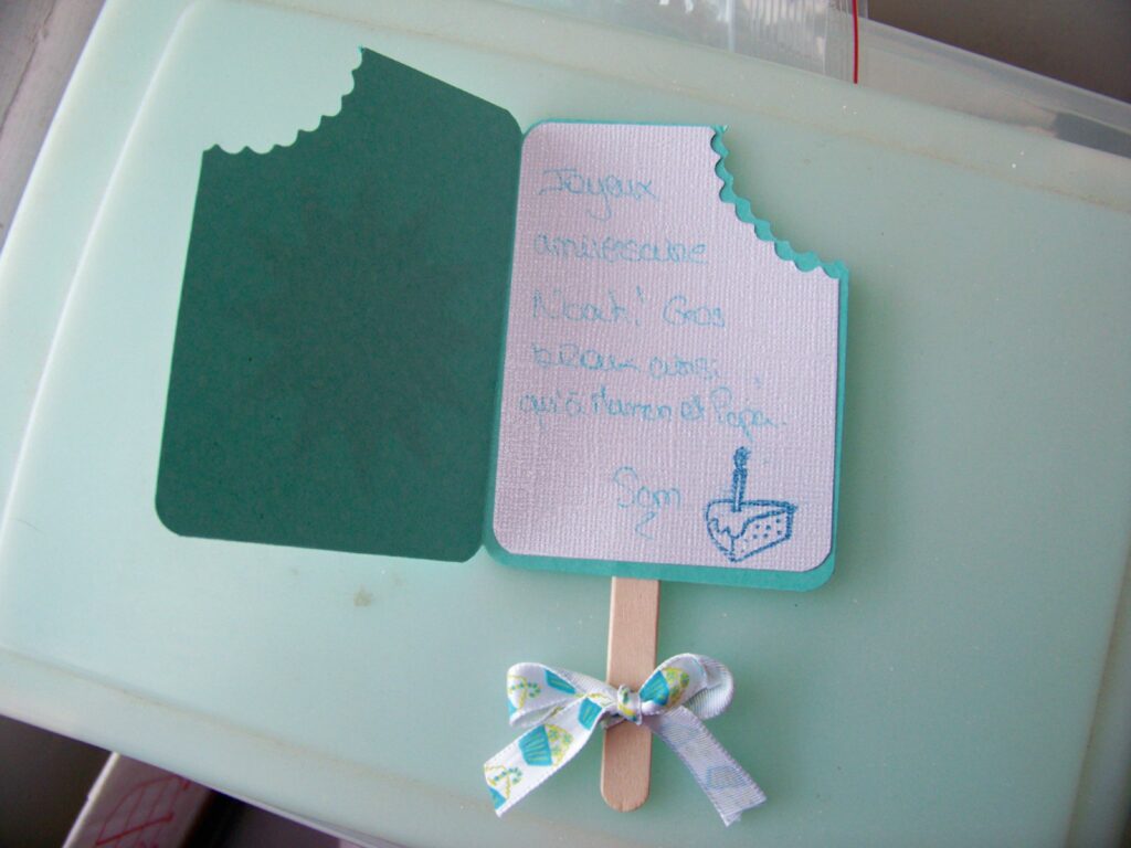 Comment faire une carte d’anniversaire pour une amie ? Comment faire une carte d'anniversaire pour une amie ?