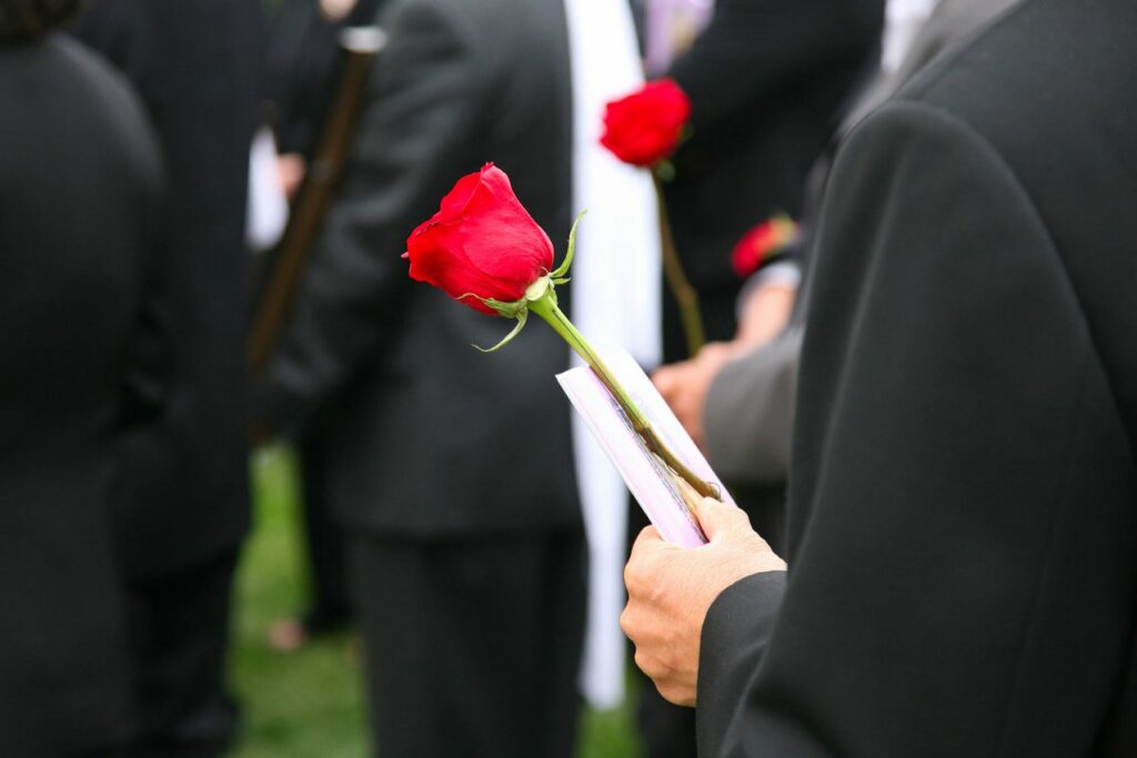 Comment rendre hommage à un ami décédé ?