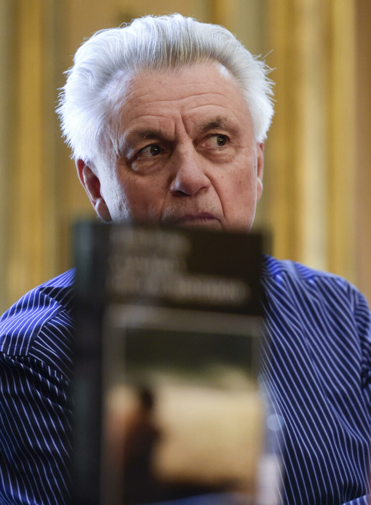 Pourquoi Faut-il transmettre la connaissance du passé ? Pourquoi Faut-il transmettre la connaissance du passé ?