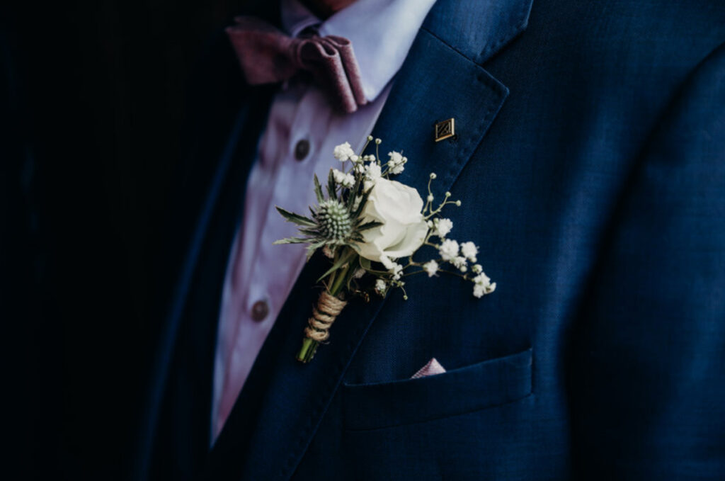 Pourquoi une fleur bleue à la boutonnière ?