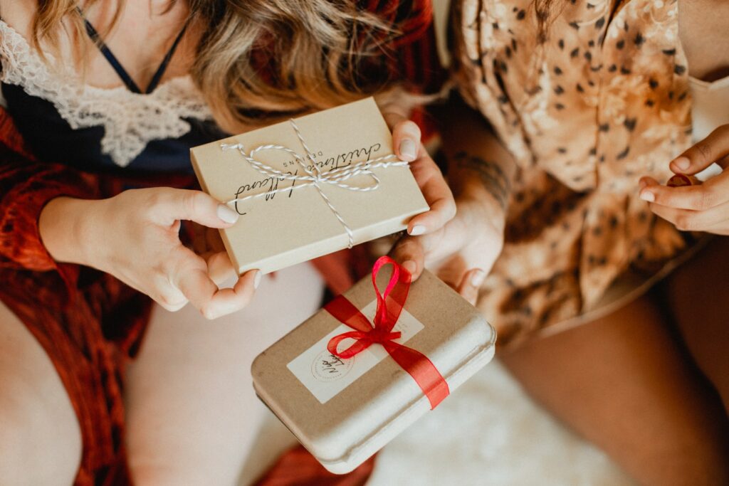 Quand un homme offre un cadeau à une femme ?