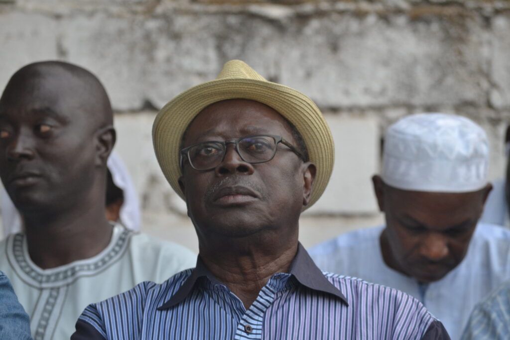 Qui ne correspond pas à la réalité synonyme ?